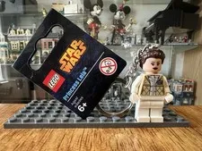 Retired 2014 LEGO 850997 Star Wars Princess Leia Minifigure Keychain Hoth Outfit
