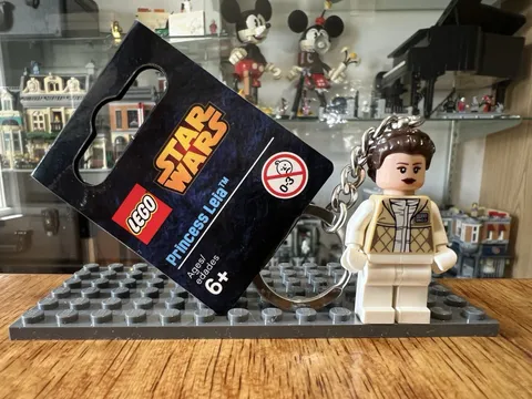 Retired 2014 LEGO 850997 Star Wars Princess Leia Minifigure Keychain Hoth Outfit