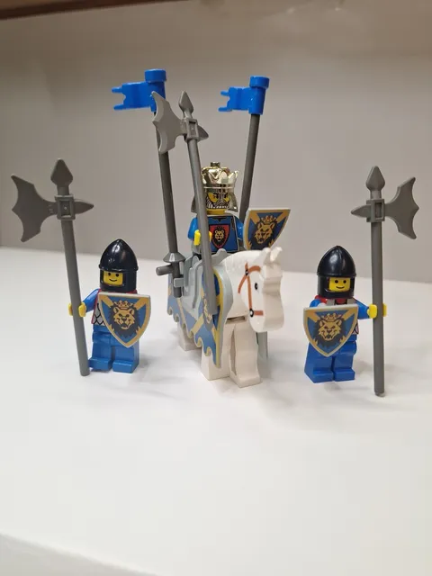 Lego Castle Lion Knight Minifigures,King Leo Weapons, & Horse!