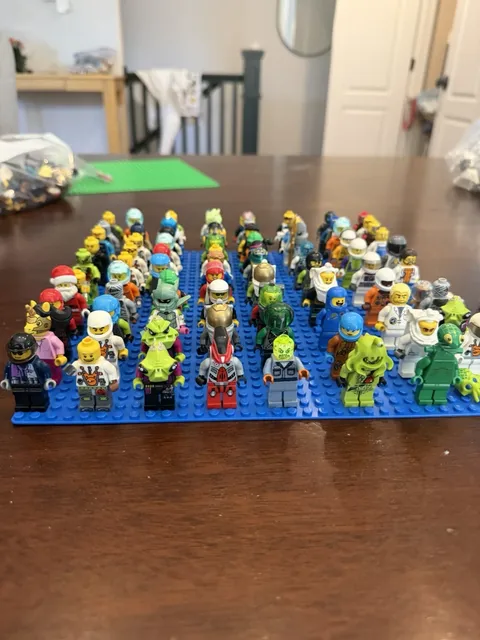 LEGO Space Minifigure Lot 80+ Astronauts Aliens Scientists Helmets