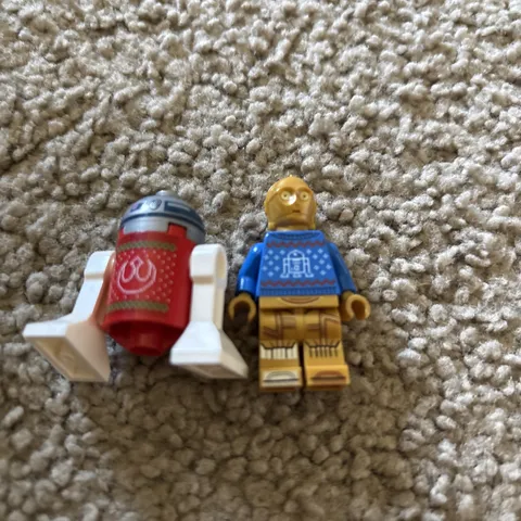 LEGO Star Wars Minifigures C-3PO & R2D2 Holiday Sweater from set 75340