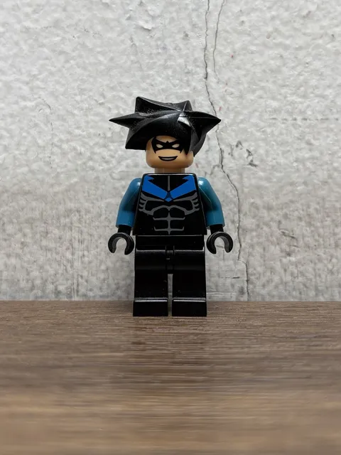 LEGO DC Batman I Nightwing Blue Chest Symbol Minifigure bat015 7785 2006 2008