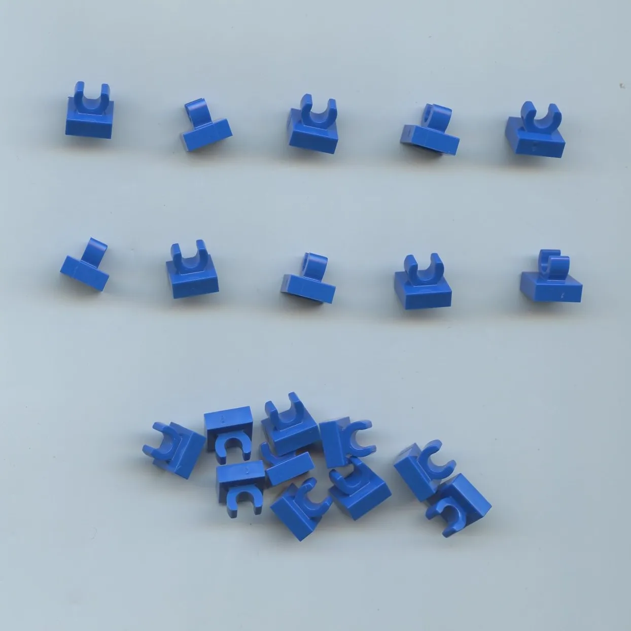 LEGO x 20 Blue Tile, Modified 1 x 1 with Open O Clip 15712