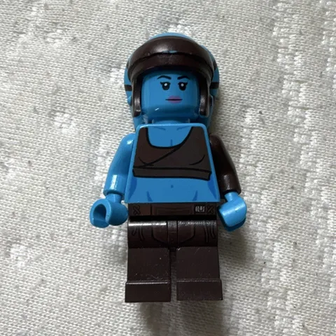 LEGO Star Wars Blue Twi'lek Minifigure with Headpiece and Dark Brown Legs