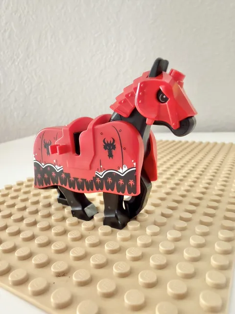 Lego Armored Horse with Red Barding & Battle Helmet 70402 Gatehouse Raid 