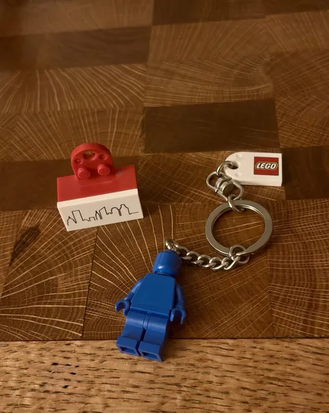 LEGO 854090 Blue Minifigure Keychain VIP Exclusive & Promotional Skyline Tile NM