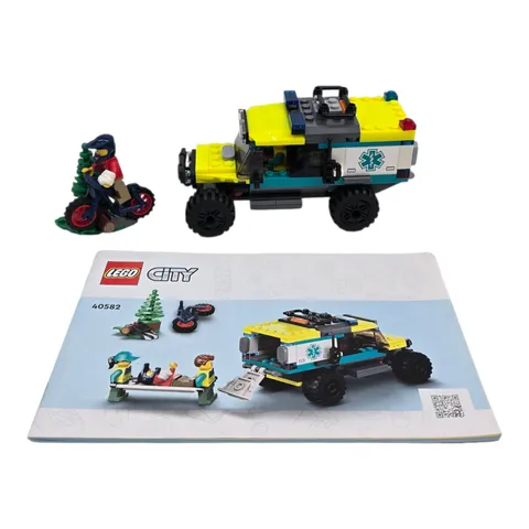 LEGO City #40582 4x4 Off-Road Ambulance 100% Complete w/ Instruction & Figs