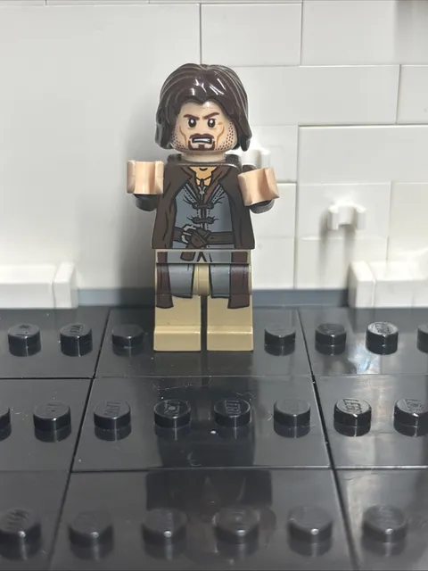 LEGO The Lord of the Rings Aragon Minifigure w/ Dark Hair, Gray Outfit & Sword