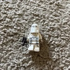 2022 LEGO Star Wars Snowtrooper Minifigure 75320 W/ White Female Head