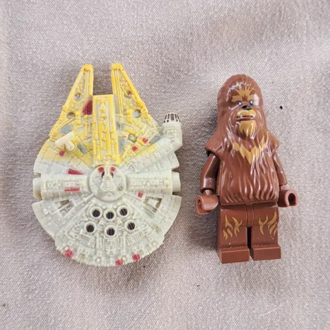 LEGO Star Wars Chewbacca Minifigure with Mini Millennium Falcon Build