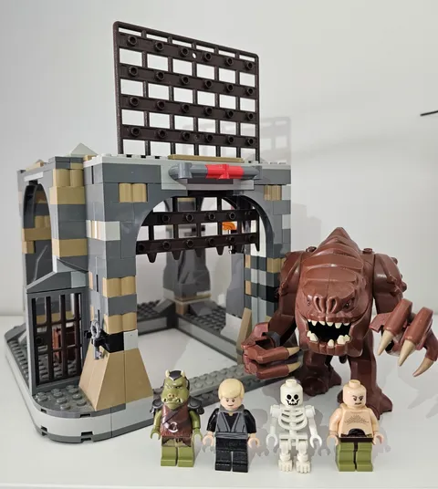 LEGO Star Wars Rancor Pit (75005) with Minifigures 95% Complete Good condition