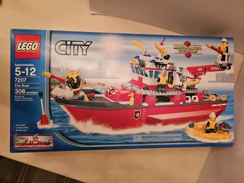 LEGO 7207 CITY Fire Boat 306 Pieces NEW Sealed Retired 2011 4 Mini Figures 