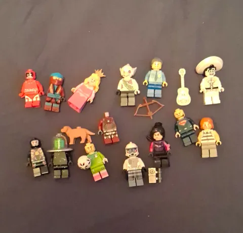 LEGO Minifigure Lot Mixed Characters & Accessories Plastic Minifigures