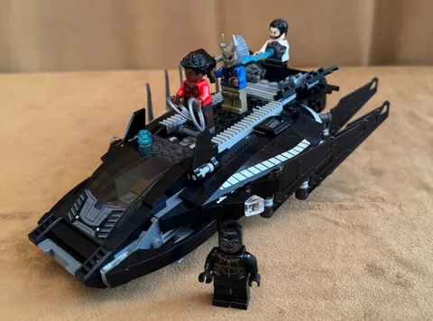 76100 LEGO Complete Marvel: Royal Talon Fighter Attack Black Panther