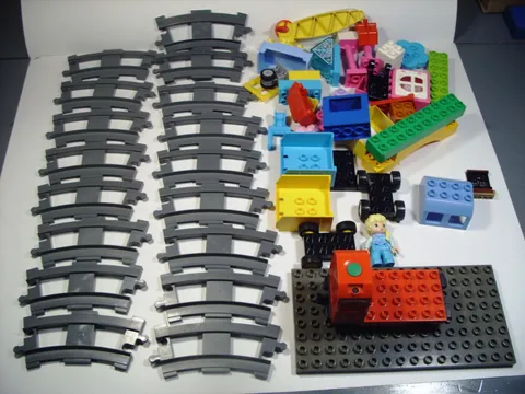 LEGO DUPLO Train Lot w 17 Curved Track  Battery Engine & Train Pieces