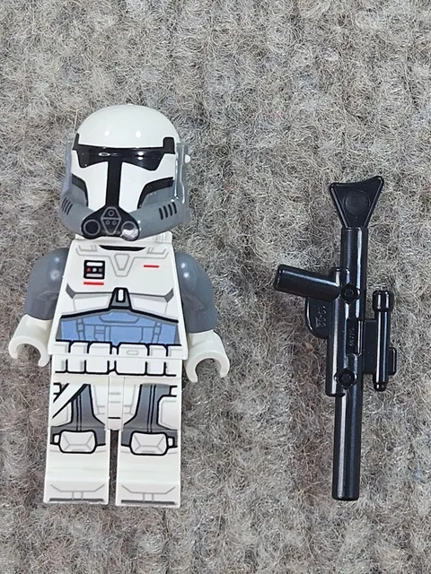 LEGO Star Wars Trooper Minifigure White Gray Armor Helmet Blaster Rifle Gun