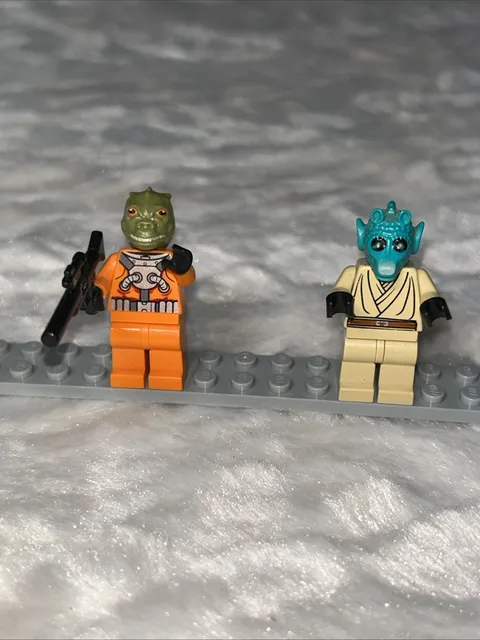 LEGO Star Wars Bossk Olive Green Minifigure Head 75167 And Blue Greedo Head
