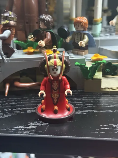 LEGO Queen Amidala Minifigure w/ Headpiece SW0387