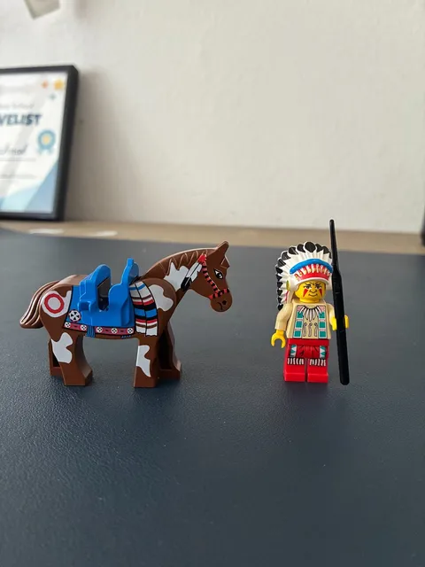 Lego Native American Chief Minifigure with spear and horse vintage 1990's
