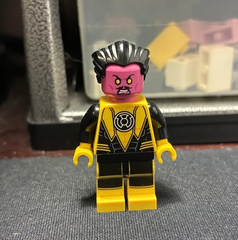 Lego DC Super Heroes Minifigure Sinestro 76025 *Small Knick on Back Mouth