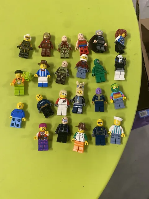 Lot of LEGO Random Parts Pieces  Plates Blocks and mini figures Free Shipping l2