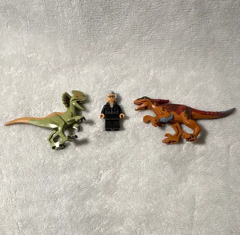LEGO Jurassic World - Pyrorapter, Dilophosaurus, and Dr. Ian Malcom
