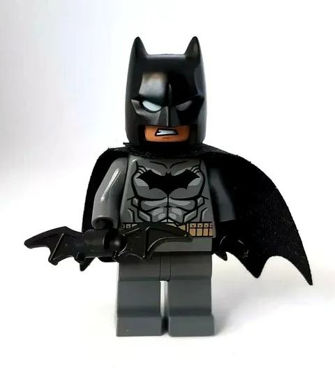 LEGO DC Super Heroes Batman Minifigure Mini Fig with Cape 76034 - FREE SHIPPING