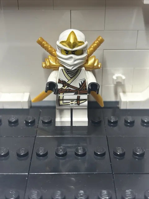 LEGO Minifigure Zane ZX njo0031 Ninjago White Ninja Gold Armor Swords