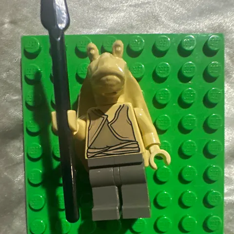 LEGO Minifigure Tan Alien Head & Cape w/ Spear Staff Accessory, Gray Legs