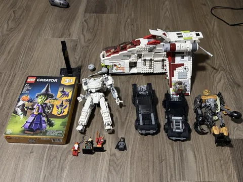 Lego Lot Of Sets, Minifigures, And Parts (READ DESCRIPTION)