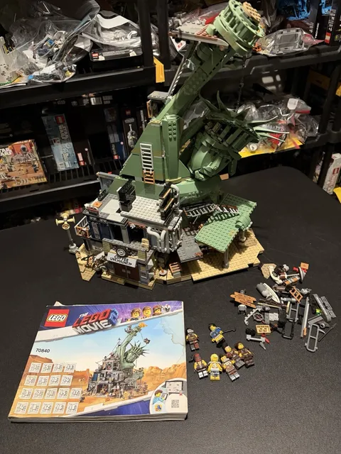 Lego Movie 2 70840 Welcome to Apocalypseburg 98% Complete And Includes Some Figs