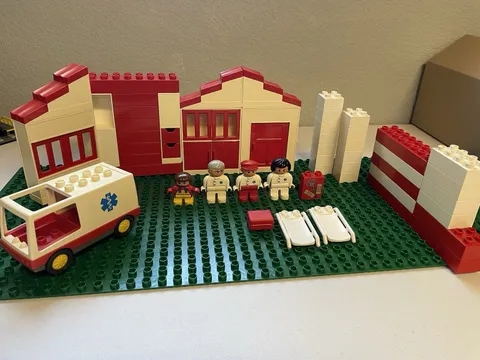 LEGO DUPLO Hospital, Doctors, ambulance, building bricks