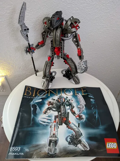 LEGO BIONICLE: Makuta (8593). Complete With Instructions