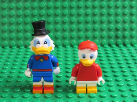 Lot of 2 LEGO Disney Series Minifigures Huey Duck red shirt Scrooge McDuck HD54