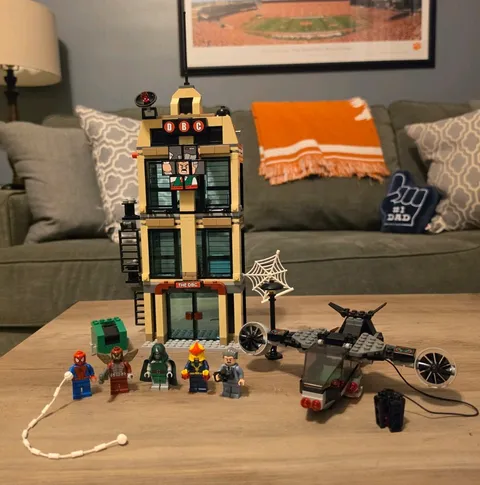 LEGO Spider-Man: Daily Bugle Showdown (76005) - Complete With Mini Figs DR. DOOM