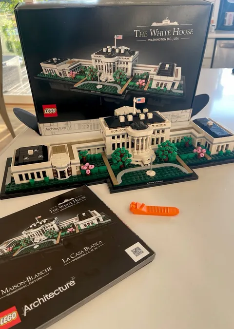100 % COMPLETE W/BOX LEGO Architecture The White House 21054 RETIRED