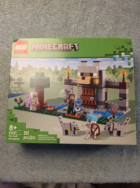 LEGO Minecraft: The Wolf Stronghold (21261)