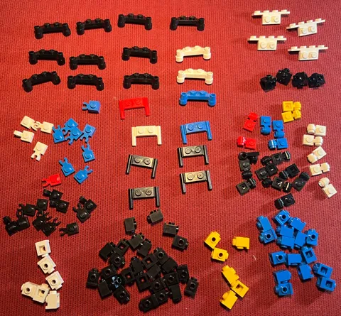 Lego lot of 138 small assorted parts: extensions, brackets, plates, travis brick