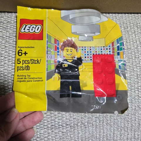 LEGO Promotional: Lego Store Employee (5001622)
