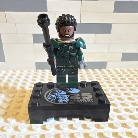 LEGO Star Wars Minifigure Saw Gerrera Cape & 25 Years Display Stand Base 6+