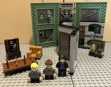 LEGO Harry Potter: Hogwarts Moment: Potions Class (76383) Preowned.