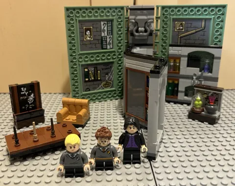 LEGO Harry Potter: Hogwarts Moment: Potions Class (76383) Preowned.
