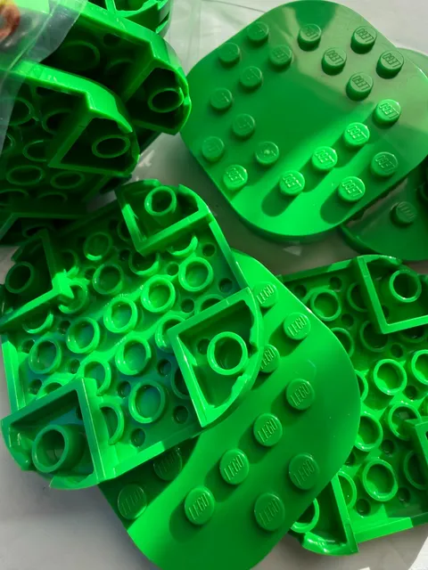 LEGO- NEW- #66789-BRIGHT GREEN-PLATE MOD/ 6 X 6/RNDED CORNERS/4 FEET-6 PIECES