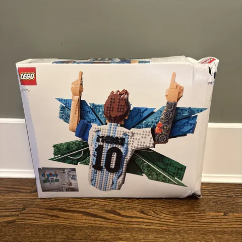 LEGO Editions Lionel Messi Celebration 43018 – 1,427 pcs New Sealed Damaged Box