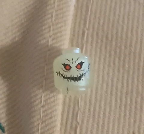 LEGO BATMAN - Minifig, Head Alien, Red Eyes & Wide Stitched Smile (Scarecrow)