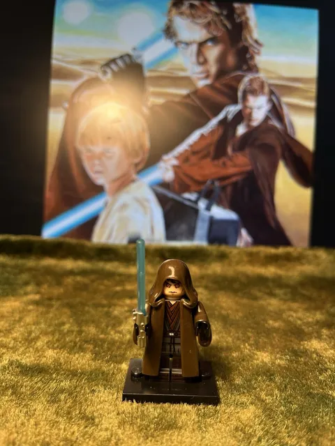 1x MINI STAR WARS ANAKIN SKYWALKER YEDI KNIGHT on original LEGO Base
