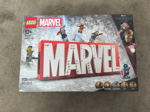 LEGO 76313 Super Heroes: Marvel Logo & Minifigures -  NEW/SEALED