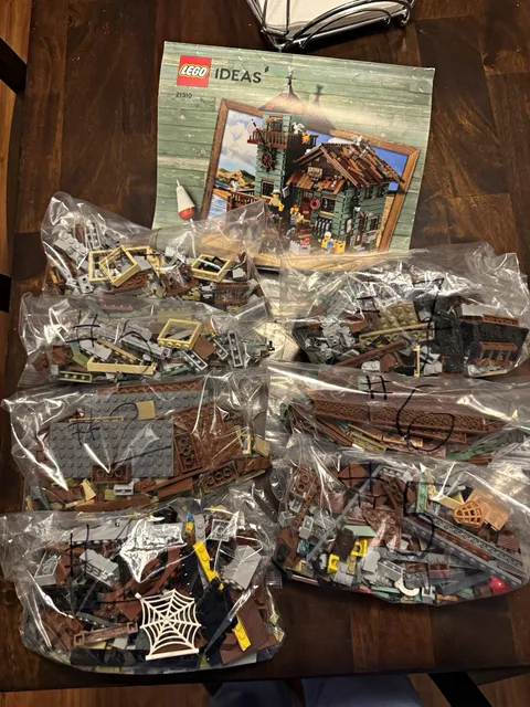 LEGO 21310 Old Fishing Store - 100% Complete Set w/ mini-figures! Fast shipping