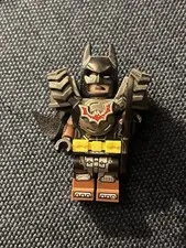 LEGO Apocalypseburg Batman Minifigure Battle Ready Tire Armor 70480 w/Batarang