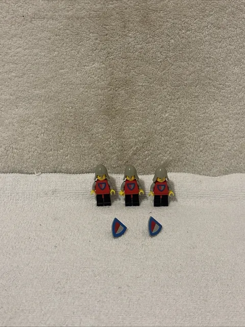 3 x LEGO Vintage Castle Minifigures GREY/RED SHIELD EMBLEM FREE SHIP